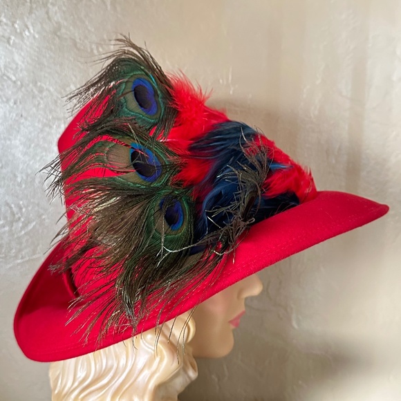 REGAL RED FELT VINTAGE HAT WITH CONICAL CROWN + FEATHER SPRAYS + BROOCH - Picture 4 of 15